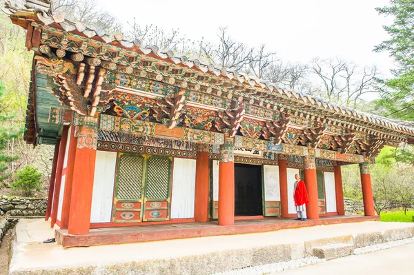 Nordkorea, Pavillon in pohyeon-sa in myohyang-san. — Stockfoto