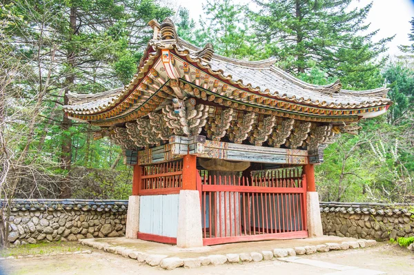 Pequeño pabellón en Pohyeon-sa en Myohyang-san, Corea del Norte —  Fotos de Stock