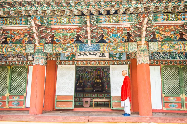 Nordkorea, Pavillon in pohyeon-sa in myohyang-san. — Stockfoto