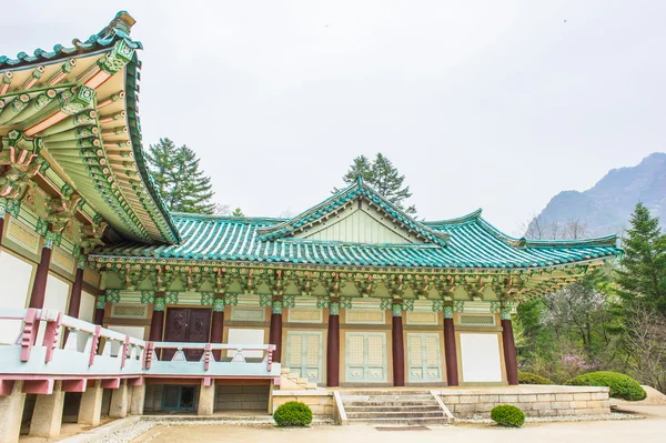 Piękne pavillion latem w myohyang-san, korea Północna — Zdjęcie stockowe