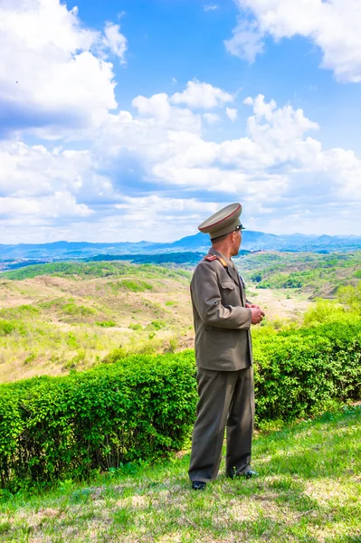 Paisaje de un cielo nublado y vista verde del campo de Corea del Norte —  Fotos de Stock