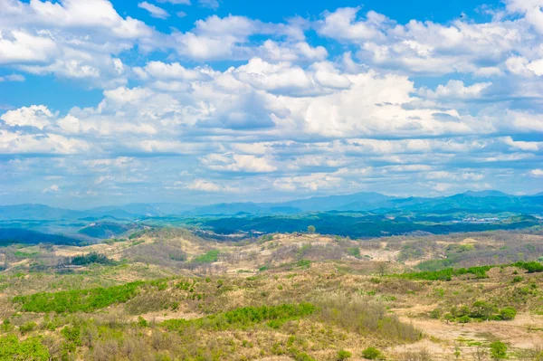 Landschaft eines bewölkten Himmels und grüne Sicht auf das nordkoreanische Feld — Stockfoto