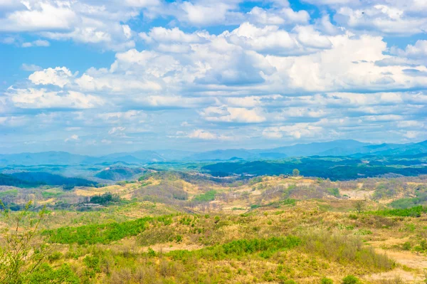 Landschaft eines bewölkten Himmels und grüne Sicht auf das nordkoreanische Feld — Stockfoto