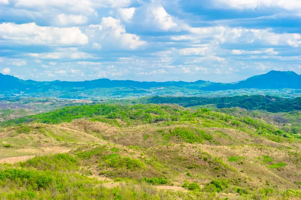 Landschaft eines bewölkten Himmels und grüne Sicht auf das nordkoreanische Feld — Stockfoto