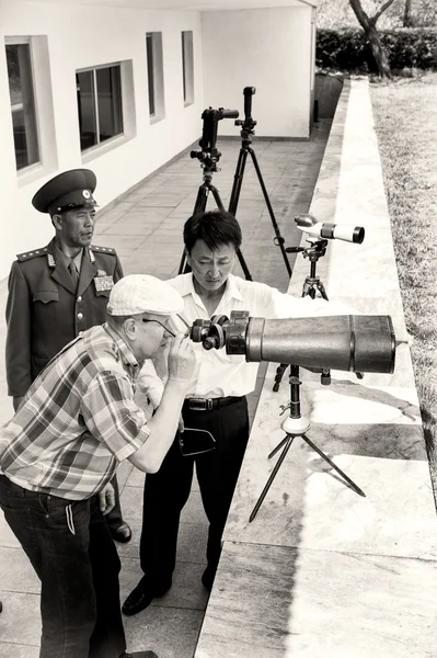 Koreaanse mensen kijken door de telescoop — Stockfoto