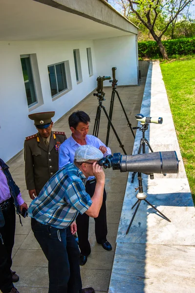 Orang Korea menonton melalui teleskop — Stok Foto
