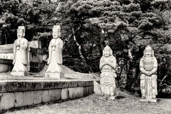 Estátuas de Muninseok (funcionário civil estadual) no túmulo do rei — Fotografia de Stock