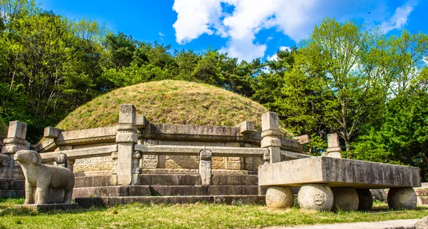 King Kongmin, a századi mauzóleum, Észak-Korea sírja — Stock Fotó