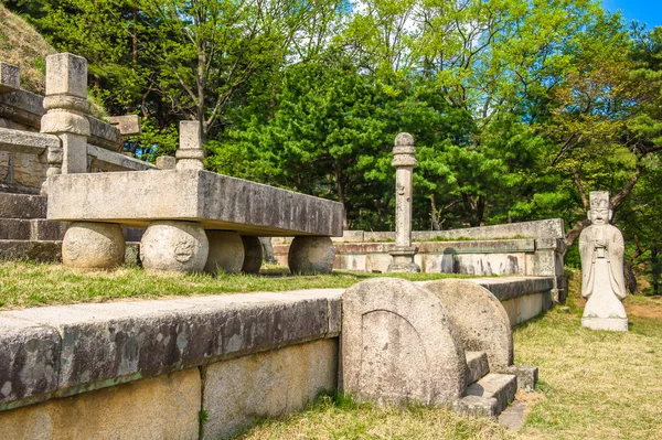 墓の kongmin、14 世紀の霊廟、北朝鮮、韓国の王 — ストック写真