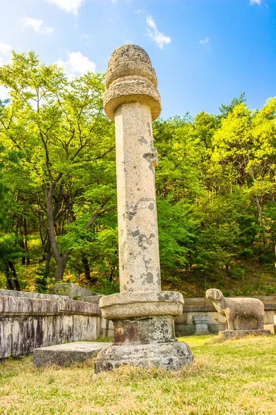 Hrobka krále kongmin, mauzoleum čtrnáctého století, Severní korea — Stock fotografie