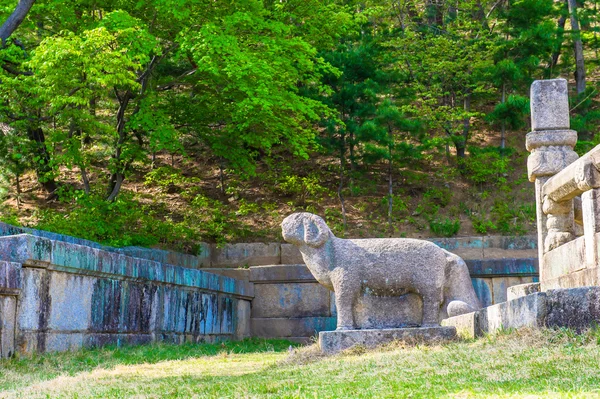 Гробница короля Конгмина, мавзолей XIV века, Северная Корея — стоковое фото