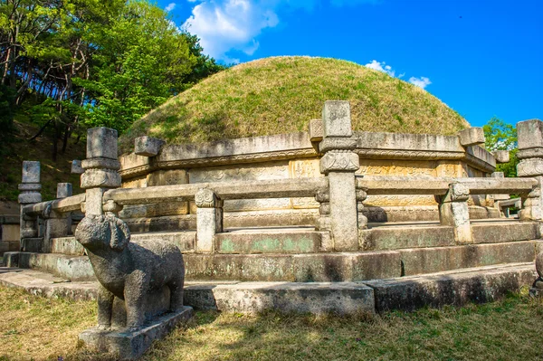 墓王 kongmin、 14 世纪陵墓、 朝鲜 — 图库照片