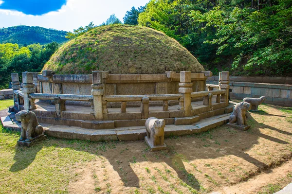 Túmulo do Rei Kongmin, um mausoléu do século XIV, Coreia do Norte — Fotografia de Stock