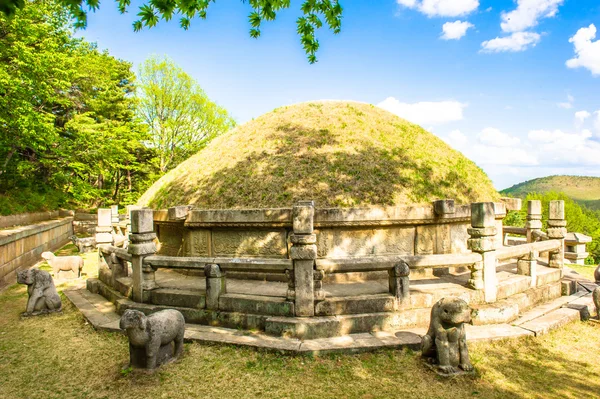 Гробница короля Конгмина, мавзолей XIV века, Северная Корея — стоковое фото