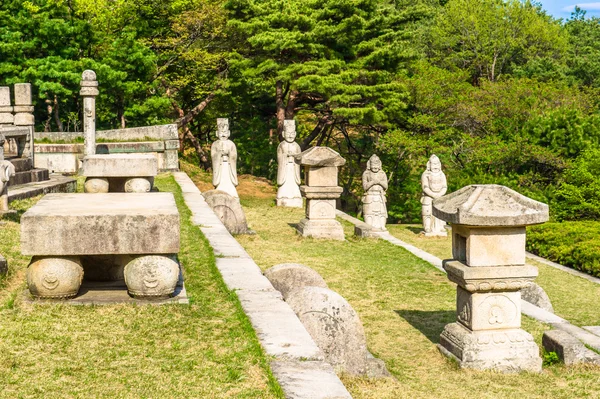 Hrobka krále kongmin, mauzoleum čtrnáctého století, Severní korea — Stock fotografie