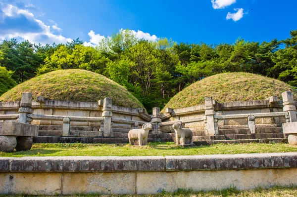 Hrobka krále kongmin, mauzoleum čtrnáctého století, Severní korea — Stock fotografie