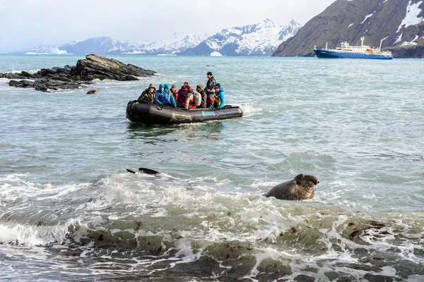 In een opblaasbare boot — Stockfoto