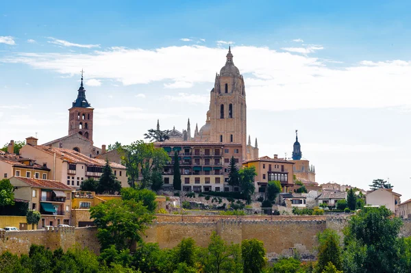 Old Town of Segovia and its Aqueduct. UNESCO World Heritage — Stock Photo, Image