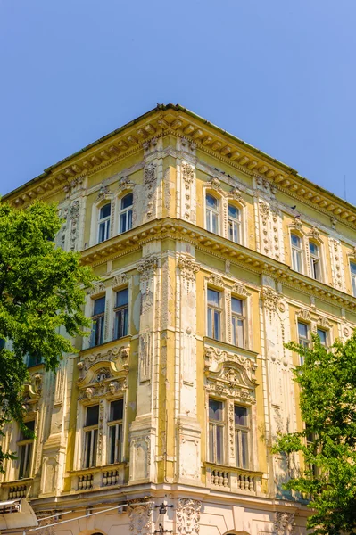 Architectuur van bratislava, de hoofdstad van Slowakije, die op b legt — Stockfoto