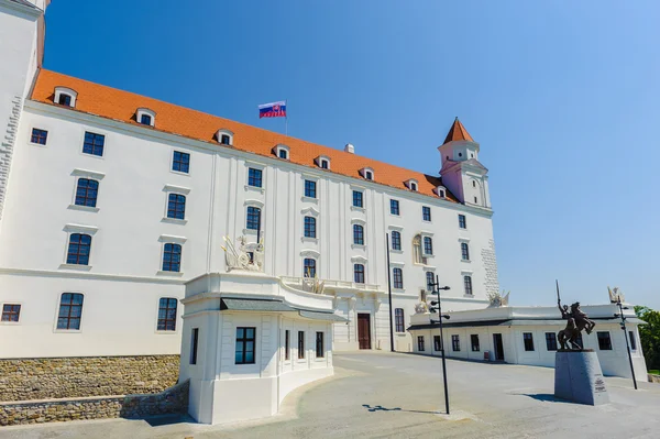 Архитектура Братиславы, столицы Словакии, которая лежит на — стоковое фото