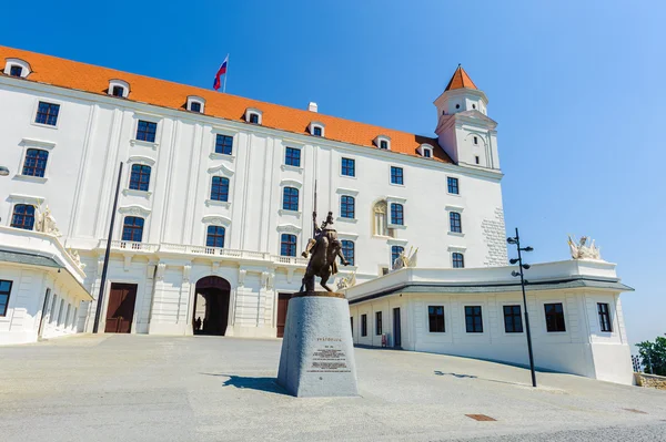 Архитектура Братиславы, столицы Словакии, которая лежит на — стоковое фото
