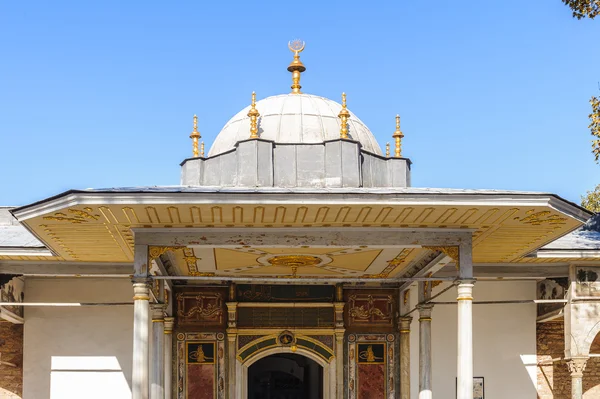 Palacio de Topkapi, la residencia principal de los sultanes otomanos, es — Foto de Stock