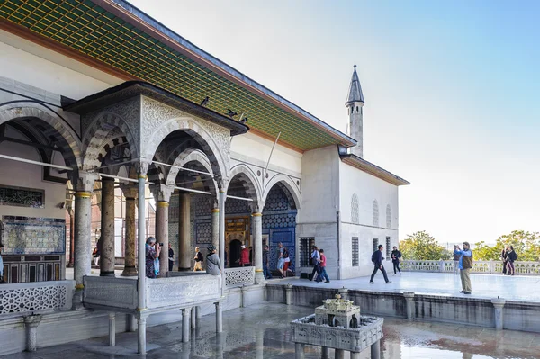 Palacio de Topkapi, la residencia principal de los sultanes otomanos, es — Foto de Stock