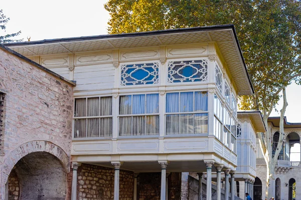 Palacio de Topkapi, la residencia principal de los sultanes otomanos, es — Foto de Stock