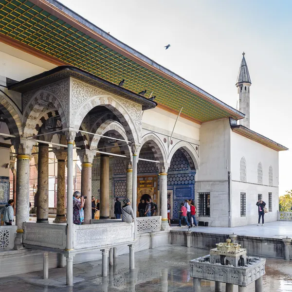 Palacio de Topkapi, la residencia principal de los sultanes otomanos, es — Foto de Stock