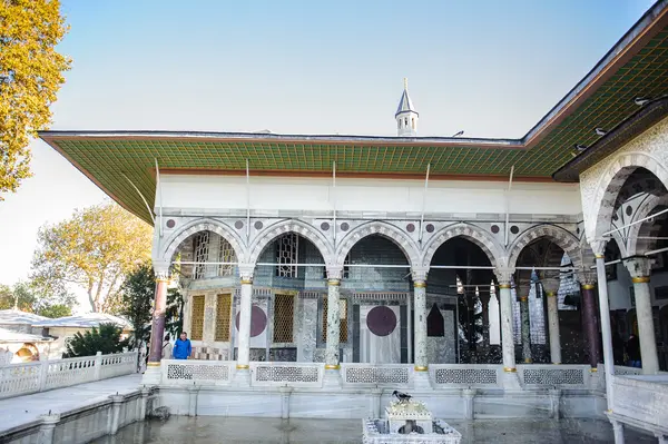 Palácio Topkapi, a residência principal dos sultões otomanos, é — Fotografia de Stock