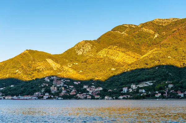 Στον κόλπο του Κότορ, ένας άνεμος κόλπο της Αδριατικής Θάλασσας στο νοτιοδυτικό — Φωτογραφία Αρχείου