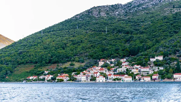 Fjärden av kotor, en slingrande vik i Adriatiska havet i sydvästra — Stockfoto