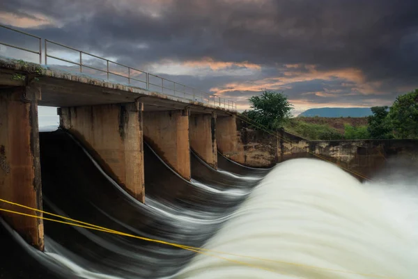 Capa Lanscape Represa Com Céu Escuro — Fotografia de Stock