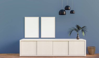 Fotoğraf çerçevesi, mavi duvarlı en küçük odada maket yapıyor.