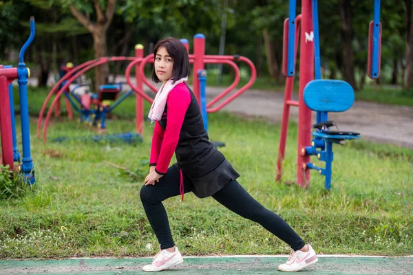 Jovem Mulher Alongamento Muscular Antes Correr — Fotografia de Stock