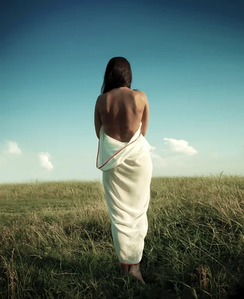 Pretty young woman with naked back standing alone in a beautiful summer field — Stock Photo, Image