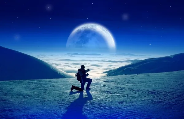 Paysage de montagnes d'hiver avec belle lune sur les nuages — Photo
