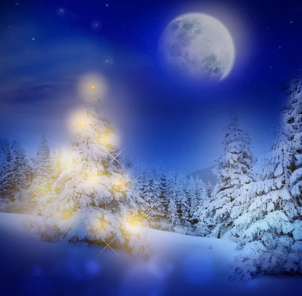 Navidad mágica o noche de Año Nuevo en el bosque nevado con luces en el árbol de Navidad y la luna llena — Foto de Stock