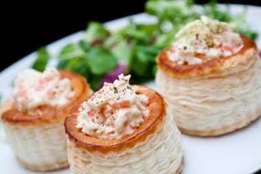 mantar ve salata ile doldurulmuş puf böreği