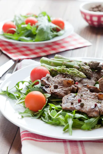 Fillet of beef with wild asparagus and salad — Stock Photo, Image