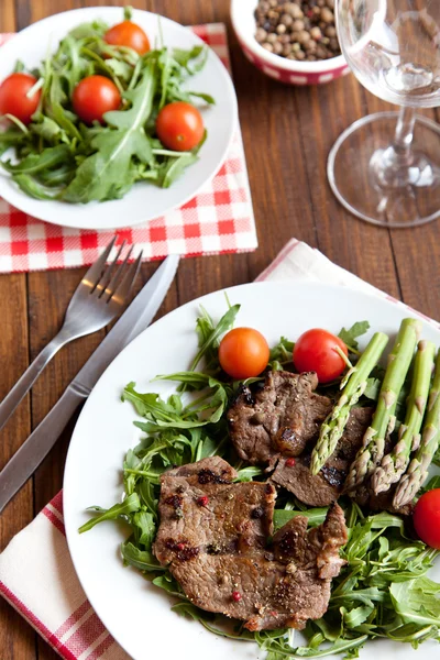 Filete de ternera con espárragos silvestres y ensalada —  Fotos de Stock