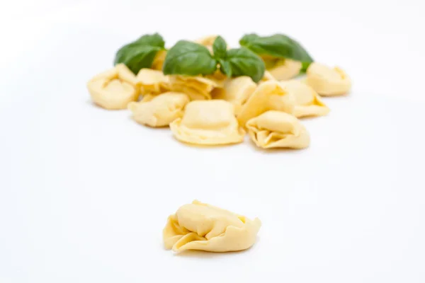 Tortellini pasta på en vit bakgrund — Stockfoto