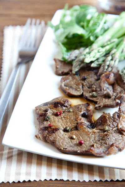 Filete de ternera con espárragos silvestres y ensalada —  Fotos de Stock