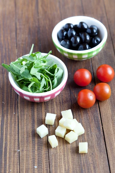 Ingredientes para preparar una ensalada —  Fotos de Stock