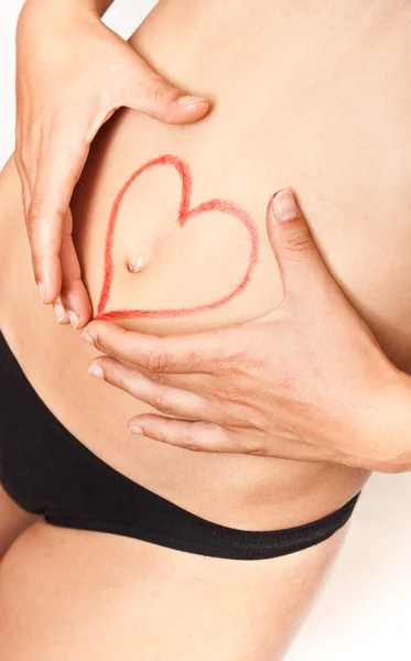 Chica condizionata corazon dibujado en el vientre — Foto Stock