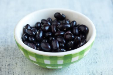 Kara kaplumbağası fasulye izole kase