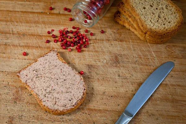 Tostada de paté en una — Foto de Stock