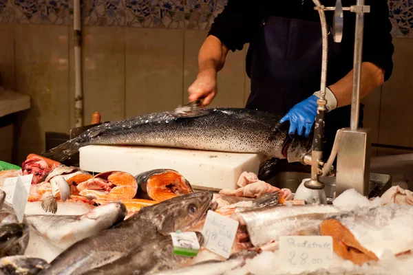 Pescadero cortando pescado — Stok fotoğraf