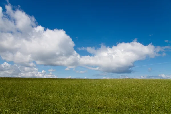 Paisaje de campo y nubes — Zdjęcie stockowe