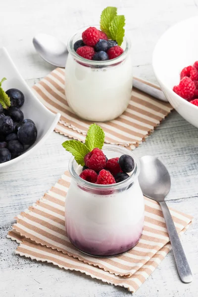 Yogurt with berries — Stock Photo, Image